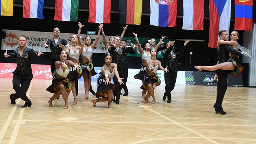 Die Lateinformation des Bremer Grün-Gold-Clubs bei einer Pose ihrer Choreografie "Freedom and Peace" bei der WM in Wien.