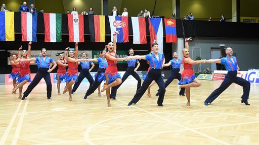 Die britische Lateinformation Fever Dance Company Preston bei einer Pose ihrer Choreografie "The Moulin Rouge" bei der WM in Wien.