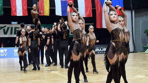 Die Lateinformation Star Team aus der Mongolei bei einer Pose ihrer Choreografie "The Spirit of Mongolia" bei der WM in Wien.