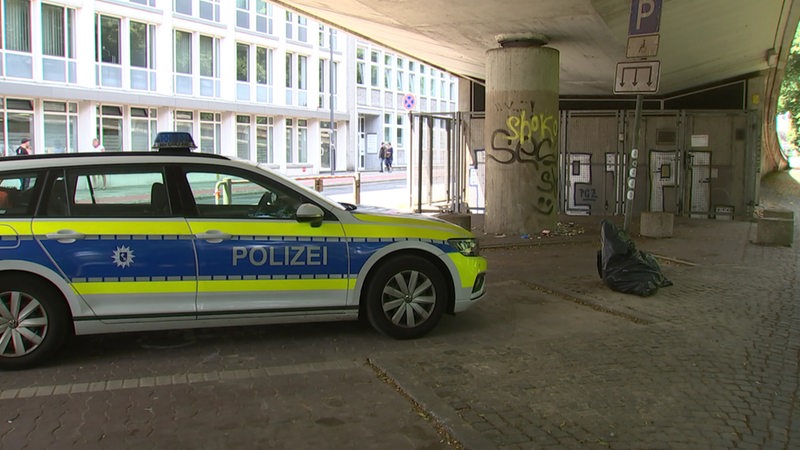 Ein Tatort am Wall: Ein Polizeiauto steht unter einer Hochstraße.