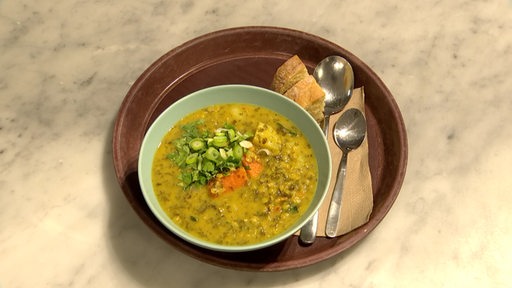 Der Bremer Teller mit einer Grünkohlsuppe.