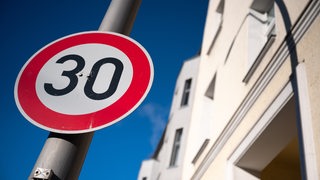 Ein Verkehrsschild mit der Aufschrift "30"