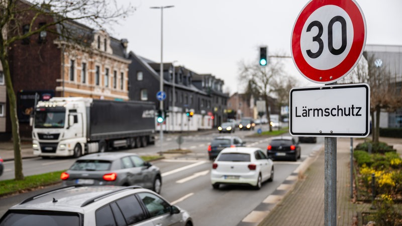 Ein Tempo-30-Schild ist auf einer Straße aufgestellt