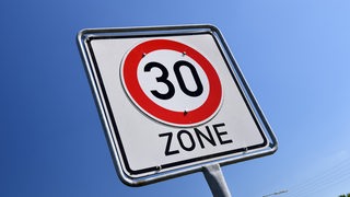 Ein Schild zeigt den Beginn einer Tempo-30-Zone an.