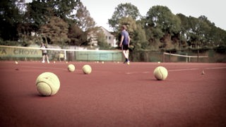 Zwei Kinder spielen Tennis.