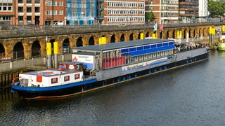 Das Theaterschiff liegt an der Bremer Weserpromenade