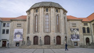 Das Bremerhavener Stadttheater am Theodor Heuss Platz in Bremerhaven