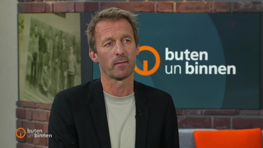 Thomas Köcher, von der Landeszentrale für Politische Bildung, im Studio von buten un binnen