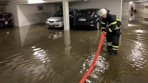 Hochwasser - Unwetter - Starkregen - Gewitter - Strassen wurden ueberflutet, Keller und Tiefgaragen liefen voll und die Kanalisation drueckte das Abwasser hoch.