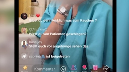 Auf einem Smartphone läuft ein TikTok Video einer Pflegerin mit vielen Kommentaren.