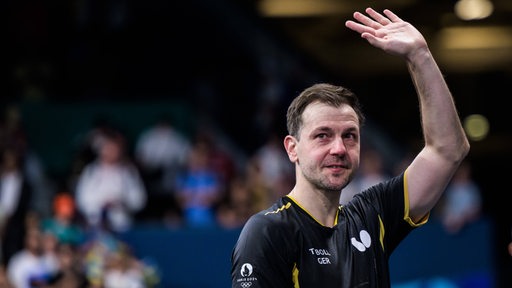 Die deutsche Tischtennis-Legende Timo Boll winkt nach seinem Aus bei den Olympischen Spielen in Paris mit Tränen in den Augen dem Publikum zu.