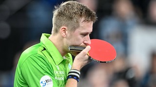 Werders Tischtennis-Profi Mattias Falck beißt beim Halbfinal-Match im Pokal frustriert in seinen Schlägergriff.