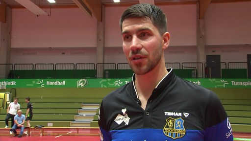 Tischtennis-Profi Patrick Franziska vom 1. FC Saarbrücken steht in der geleerten Werder-Halle nach dem Spiel beim Interview.