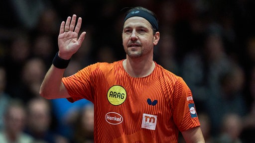 Tischtennis-Legende Timo Boll von Borussia Düsseldorf winkt bei seinem letzten Bundesliga-Spiel in Bremen ins Publikum.