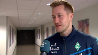 Werders Tischtennis-Profi Mattias Falck steht in einem Hallengang nach dem Aus im Pokal-Halbfinale beim Interview.