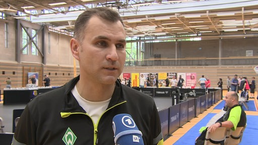 Werders Tischtennis-Coach Cristian Tamas in der Saarbrücker Halle nach dem Spiel beim Interview.