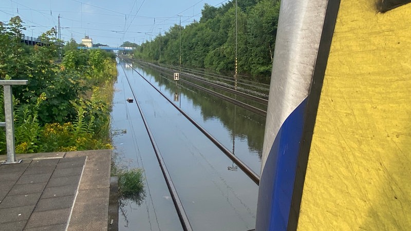 Die Gleise stehen komplett unter Wasser.