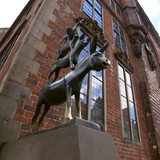 Zu sehen ist die Skulptur der Bremer Stadtmusikanten.
