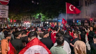 Jubelnde Fans der türkischen Nationalmannschaft in der Bremer City