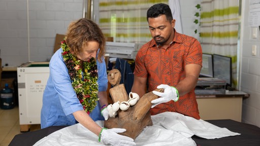 Auspacken des Bootssteven in Samoa.