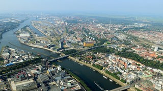 Luftbild: Im Vordergrund liegt der Stadtteil Neustadt und die Halbinsel Teerhof, im Hintergrund ist der Stadtteil Walle und die Überseestadt zu sehen. 