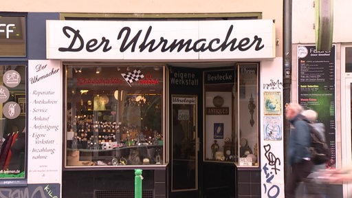 Das Uhrmacher geschäft im Viertel von außen.