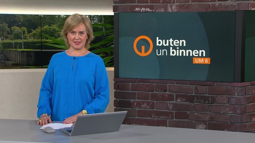 Die Moderatorin Kirsten Rademacher im Studio von buten un binnen