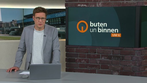 Moderator Felix Krömer im Studio von buten un binnen