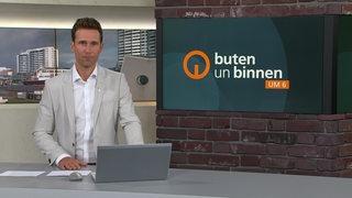 Moderator Janos Kereszti im Studio von buten un binnen.