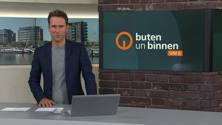 Moderator János Kereszti im Studio von buten un binnen 