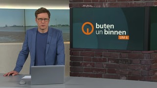 Moderator Felix Krömer im Studio von buten un binnen