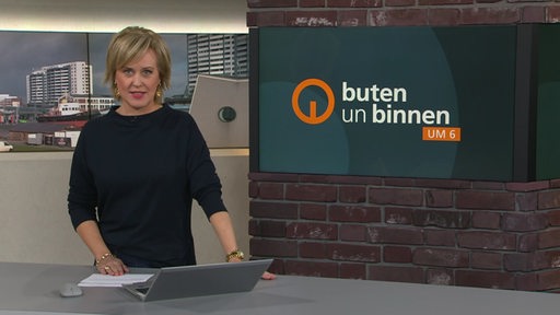 Die Moderatorin Kirsten Rademacher im Studio von buten un binnen.