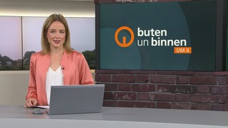 Moderatorin Lea Reinhard steht im Studio von buten un binnen hinter dem Moderationstresen.