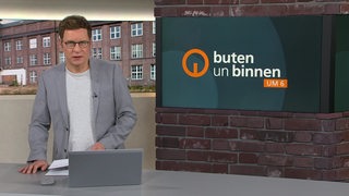 Moderator Felix Krömer im Studio von buten un binnen