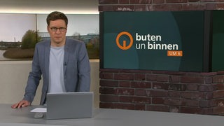 Moderator Felix Krömer im Studio von buten un binnen