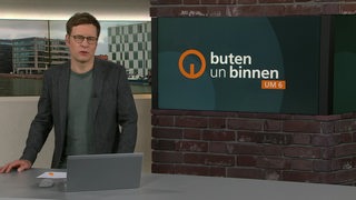 Moderator Felix Krömer im Studio von buten un binnen