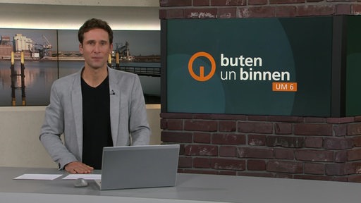 Moderator János Kereszti im Studio von buten un binnen