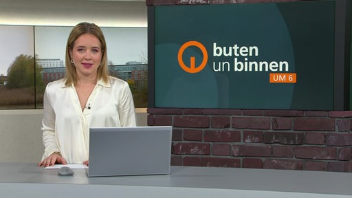 Moderatorin Lea Reimhard im Studio von buten un binnen.