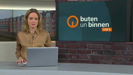 Moderatorin Lea Reinhard im Studio von buten un binnen.