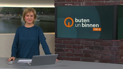 Moderatorin Kirsten Rademacher im Studio von buten un binnen.