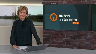 Moderatorin Kirsten Rademacher im Studio von buten un binnen