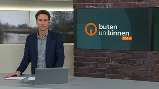 Moderator Janos Kereszti im Studio von buten un binnen.