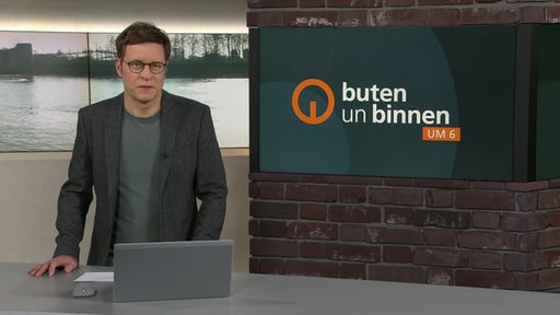 Moderator Felix Krömer im Studio von buten un binnen.