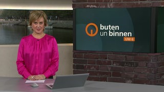 Moderatorin Kirsten Rademacher im Studio von buten un binnen