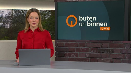 Moderatorin Lea Reinhard im Studio von buten un binnen