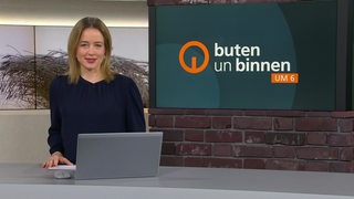 Moderatorin Lea Reinhard im Studio von buten un binnen