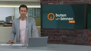 Moderator Janos Kereszti im Studio von buten un binnen