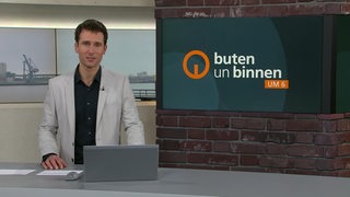 Moderator Janos Kereszti im Studio von buten un binnen