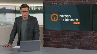 Der Moderator Felix Krömer im Studion von buten un binnen