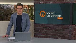 Moderator Felix Krömer im Studio von buten un binnen 